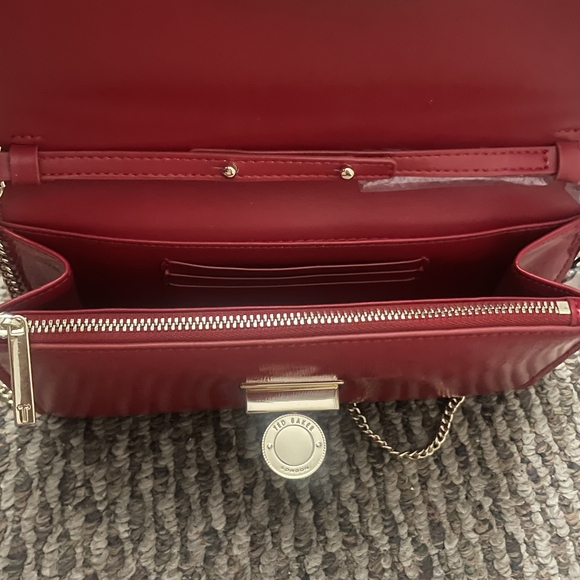 🆕️Ted Baker Red Patent Leather Gold Chain Clutch Crossbody - Picture 5 of 8